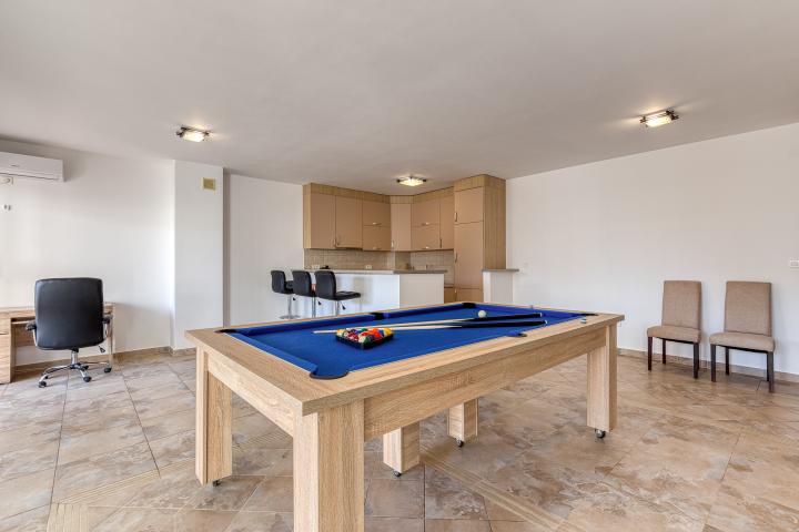 FOR SALE: SPACIOUS, FULLY FURNISHED APARTMENT IN BUDVA WITH GARAGE