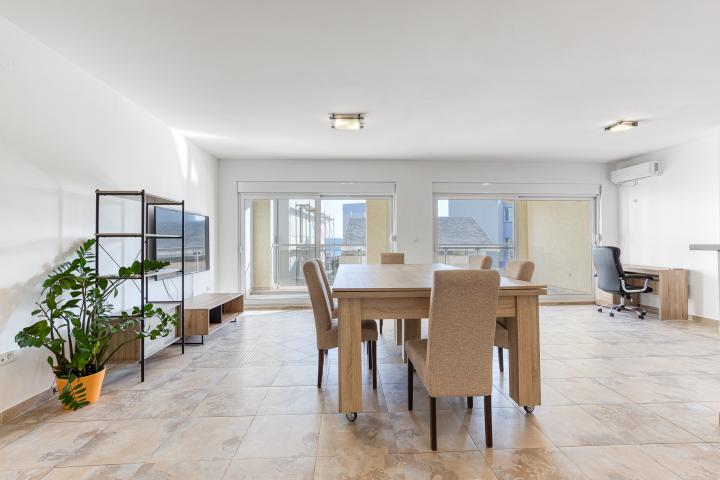 FOR SALE: SPACIOUS, FULLY FURNISHED APARTMENT IN BUDVA WITH GARAGE