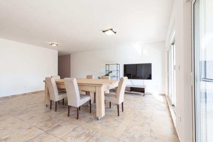 FOR SALE: SPACIOUS, FULLY FURNISHED APARTMENT IN BUDVA WITH GARAGE