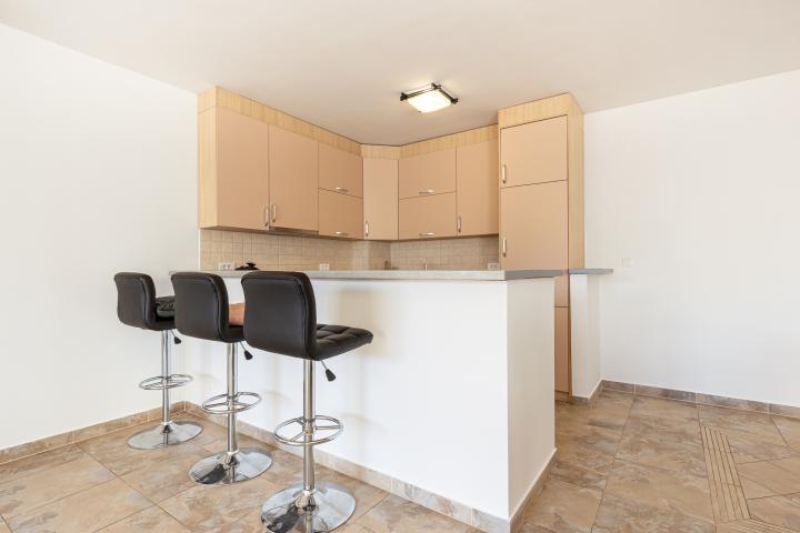 FOR SALE: SPACIOUS, FULLY FURNISHED APARTMENT IN BUDVA WITH GARAGE