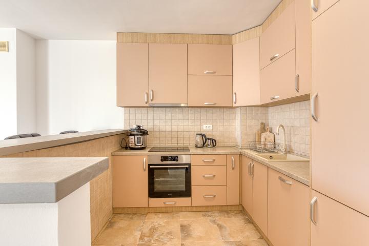FOR SALE: SPACIOUS, FULLY FURNISHED APARTMENT IN BUDVA WITH GARAGE