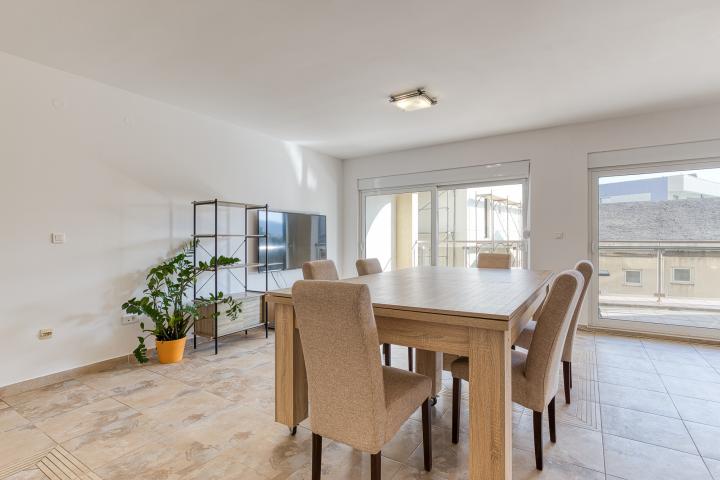 FOR SALE: SPACIOUS, FULLY FURNISHED APARTMENT IN BUDVA WITH GARAGE