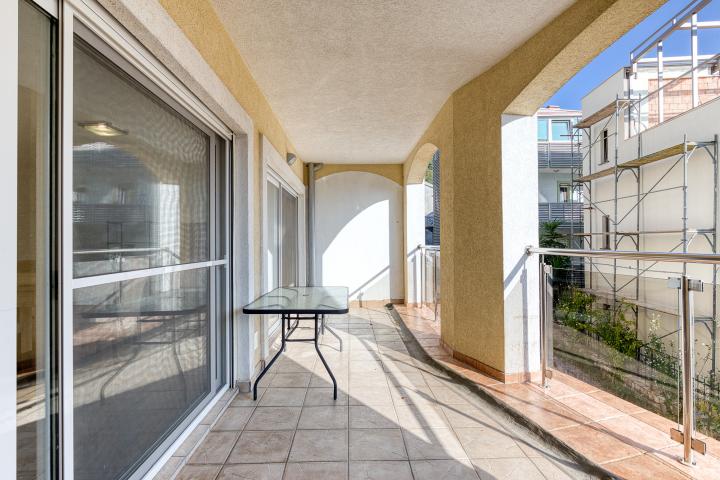 FOR SALE: SPACIOUS, FULLY FURNISHED APARTMENT IN BUDVA WITH GARAGE