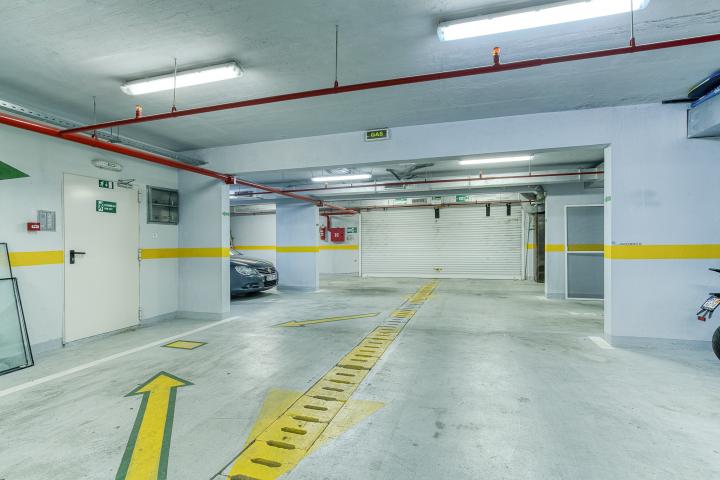 FOR SALE: SPACIOUS, FULLY FURNISHED APARTMENT IN BUDVA WITH GARAGE