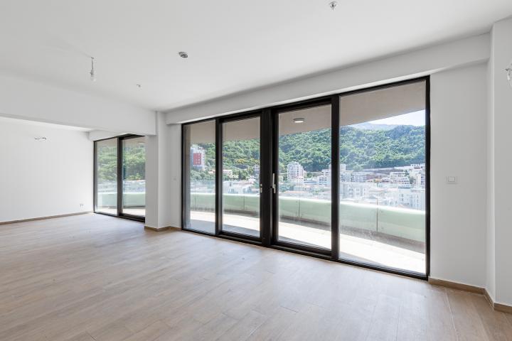 Apartment in Rafailovići, with a total area of 127 m² plus a 13 m² terrace. 
