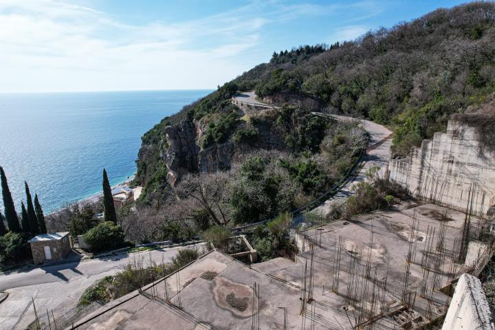 Plot 1580 m2 with project of apart hotel in Rezevici