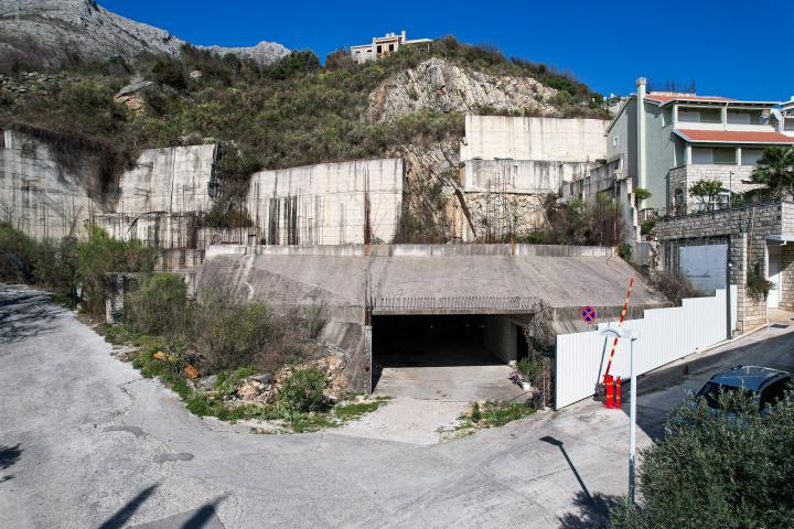 Plot 1580 m2 with project of apart hotel in Rezevici