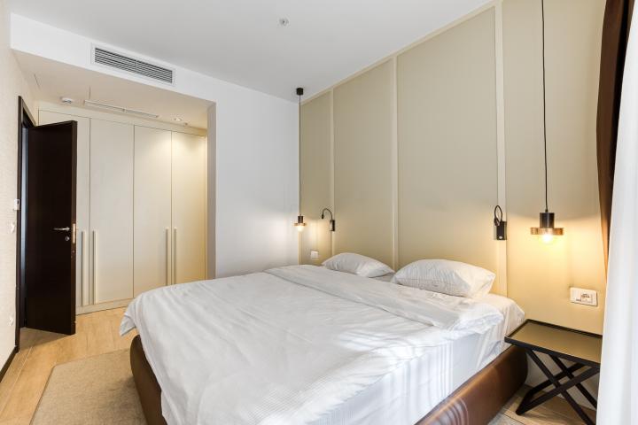 A luxuriously furnished apartment for sale in Bečići – an opportunity not to be missed. 
