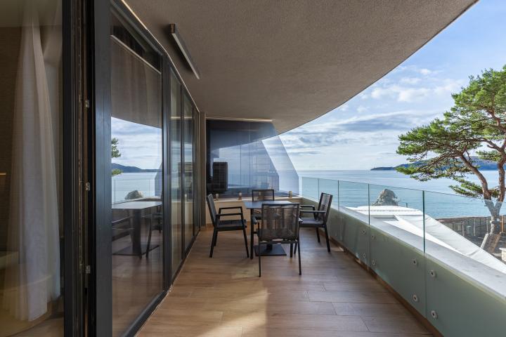 A luxuriously furnished apartment for sale in Bečići – an opportunity not to be missed. 