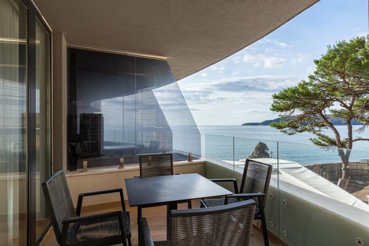 A luxuriously furnished apartment for sale in Bečići – an opportunity not to be missed. 