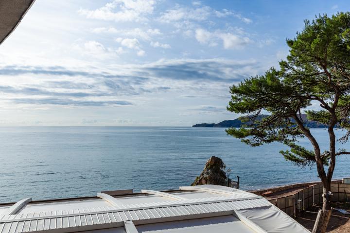 A luxuriously furnished apartment for sale in Bečići – an opportunity not to be missed. 