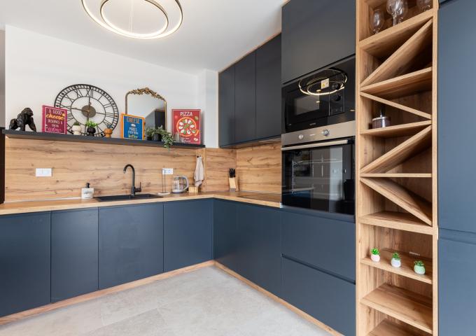 For sale: a spacious and luxuriously furnished three-bedroom apartment in the Sunny Side complex. 