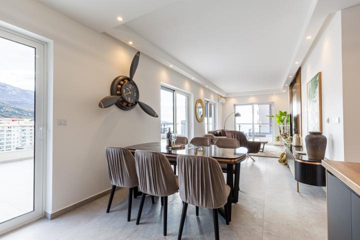 For sale: a spacious and luxuriously furnished three-bedroom apartment in the Sunny Side complex. 
