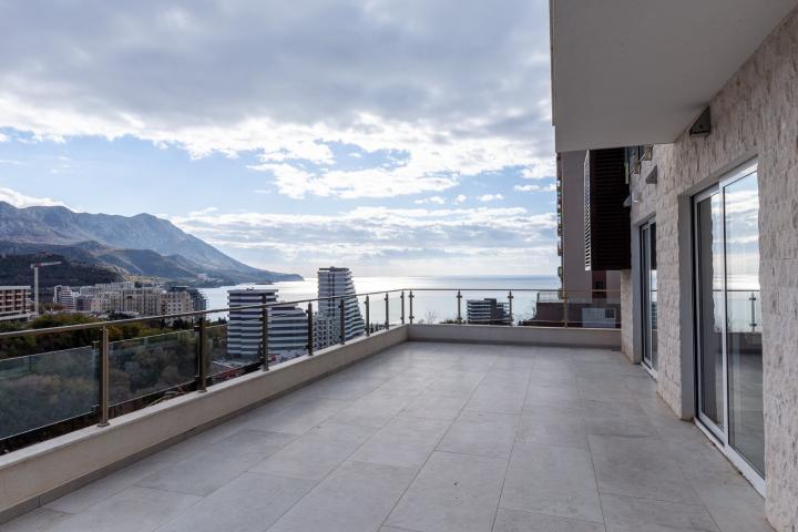 For sale: a spacious and luxuriously furnished three-bedroom apartment in the Sunny Side complex. 