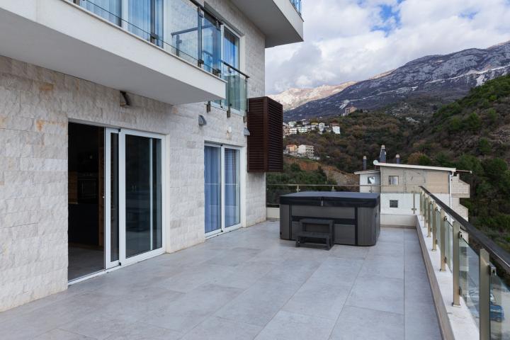 For sale: a spacious and luxuriously furnished three-bedroom apartment in the Sunny Side complex. 