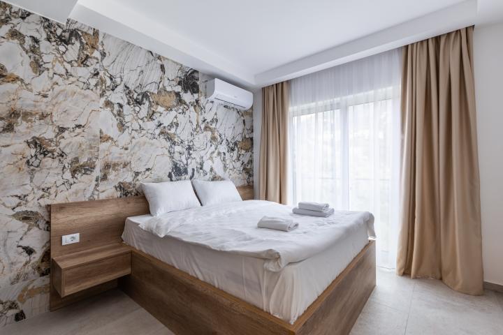 For sale: a spacious and luxuriously furnished three-bedroom apartment in the Sunny Side complex. 