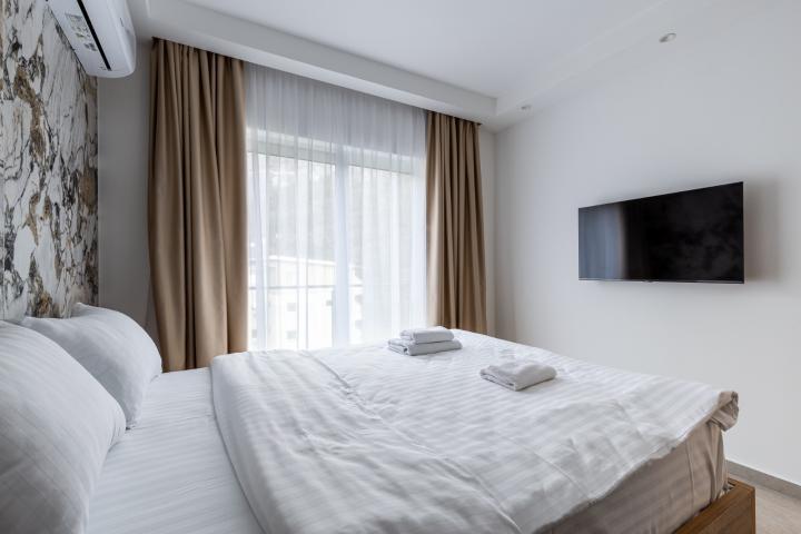 For sale: a spacious and luxuriously furnished three-bedroom apartment in the Sunny Side complex. 