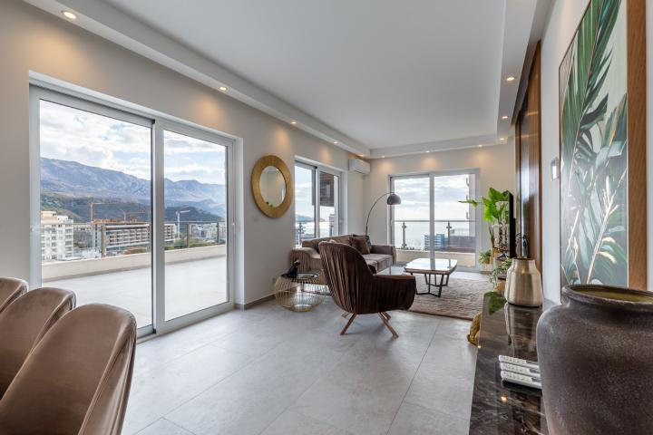 For sale: a spacious and luxuriously furnished three-bedroom apartment in the Sunny Side complex. 