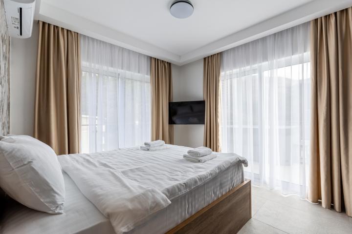 For sale: a spacious and luxuriously furnished three-bedroom apartment in the Sunny Side complex. 