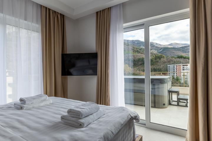 For sale: a spacious and luxuriously furnished three-bedroom apartment in the Sunny Side complex. 