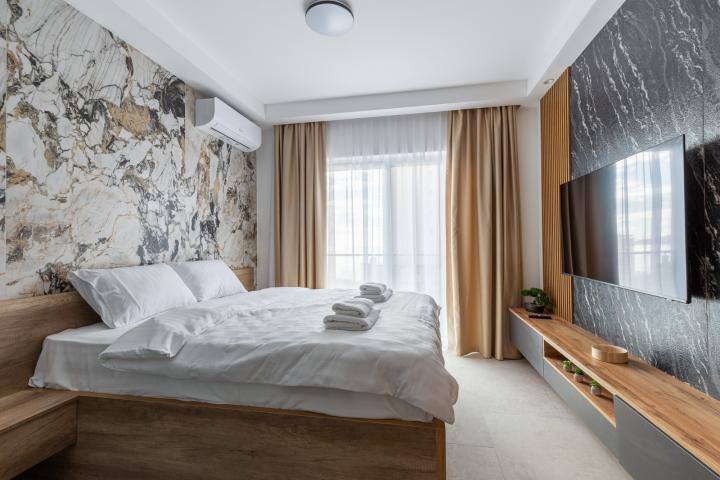 For sale: a spacious and luxuriously furnished three-bedroom apartment in the Sunny Side complex. 
