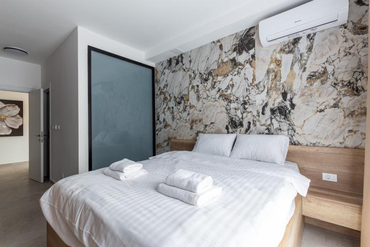For sale: a spacious and luxuriously furnished three-bedroom apartment in the Sunny Side complex. 