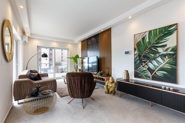 For sale: a spacious and luxuriously furnished three-bedroom apartment in the Sunny Side complex. 