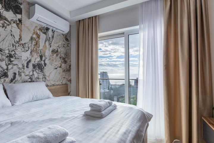 For sale: a spacious and luxuriously furnished three-bedroom apartment in the Sunny Side complex. 