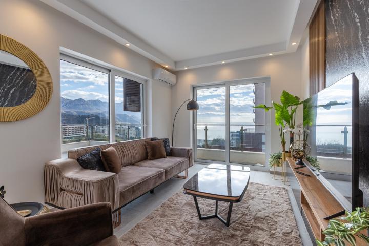 For sale: a spacious and luxuriously furnished three-bedroom apartment in the Sunny Side complex. 