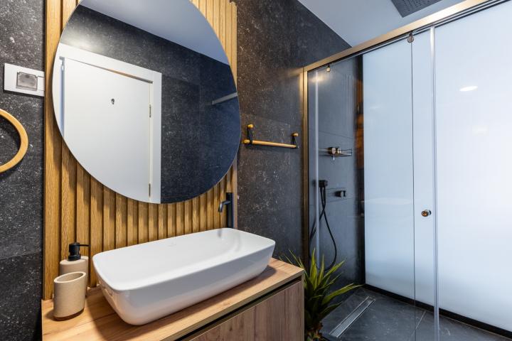 For sale: a spacious and luxuriously furnished three-bedroom apartment in the Sunny Side complex. 