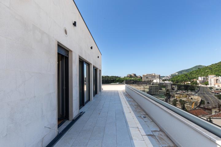 Penthouse in new building in Becici near the sea