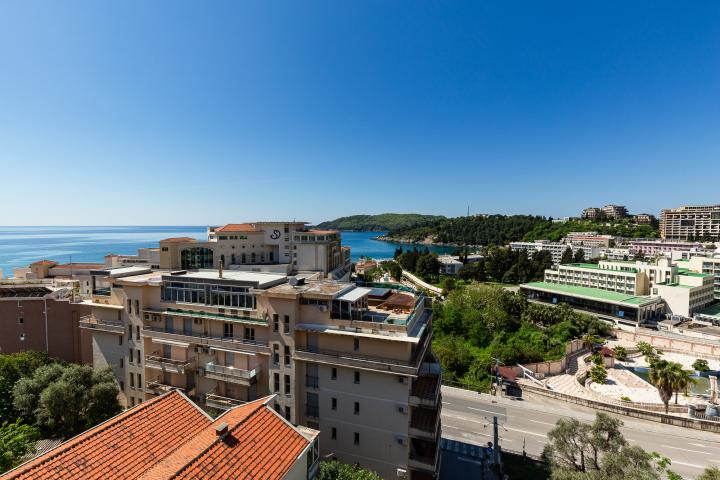 Penthouse in new building in Becici near the sea