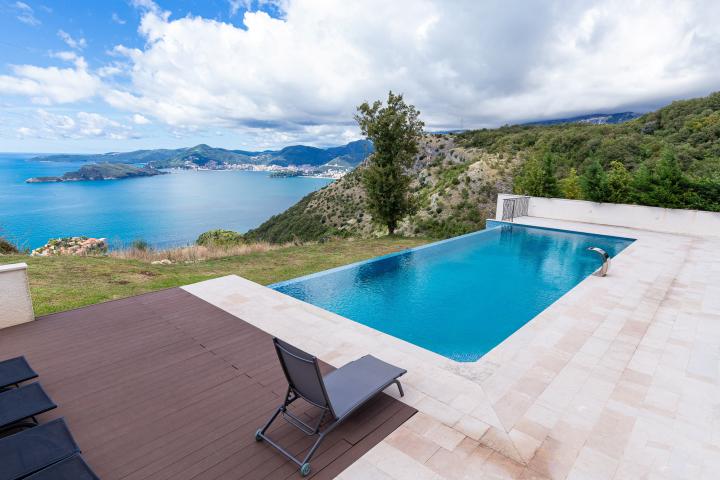 Three bedroom apartment with panoramic views of Sveti Stefan