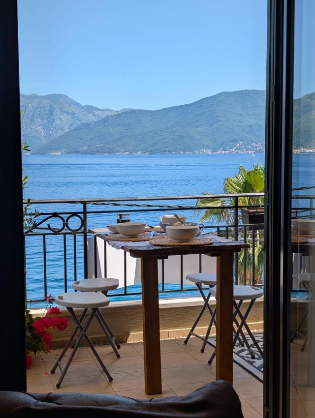 Apartment with panoramic sea view on the first line in Krasici