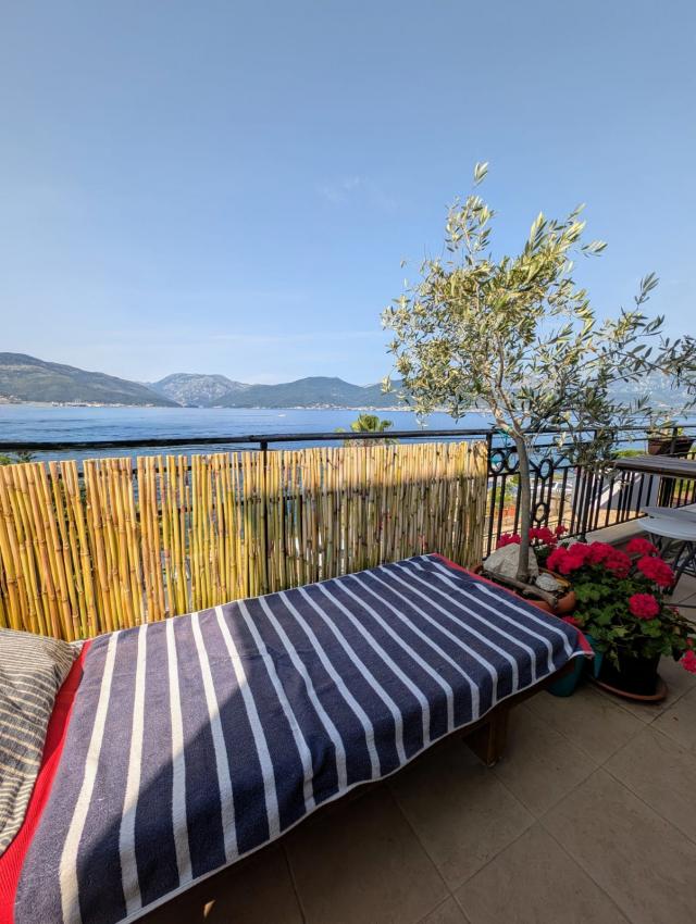 Apartment with panoramic sea view on the first line in Krasici