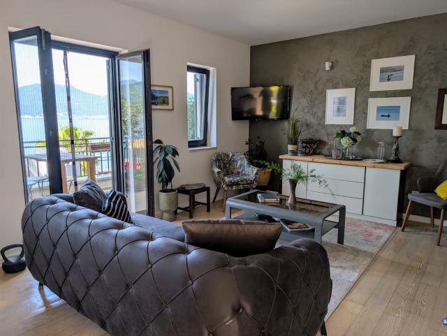 Apartment with panoramic sea view on the first line in Krasici