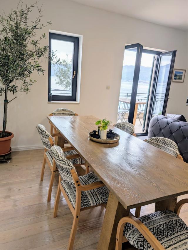 Apartment with panoramic sea view on the first line in Krasici