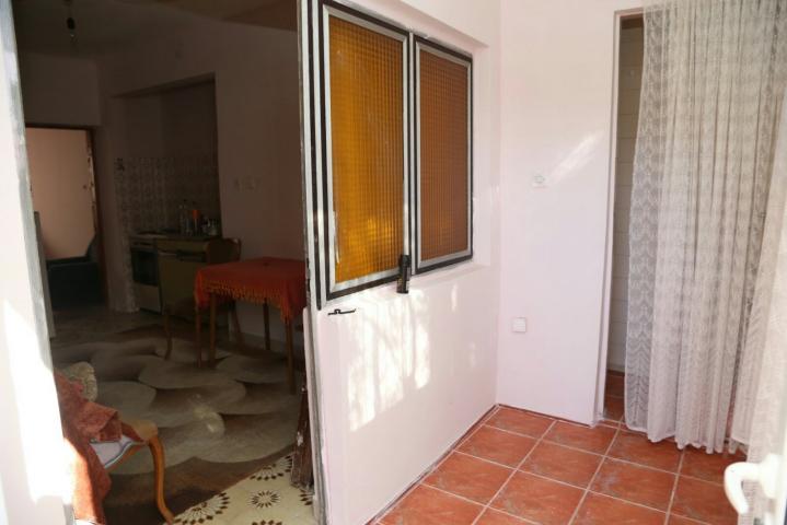 House with a courtyard and driveway in Belishi