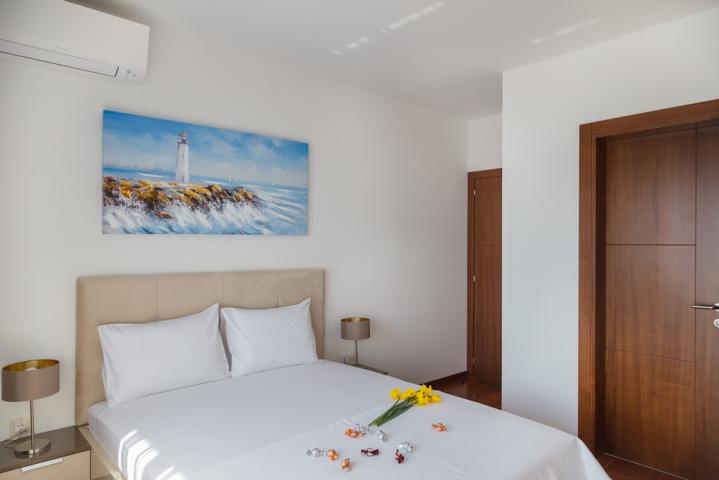 Apartments in a new complex with a swimming pool in Bechici