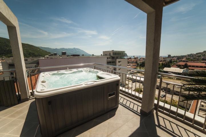 Penthouse in the heart of Budva with stunning city views