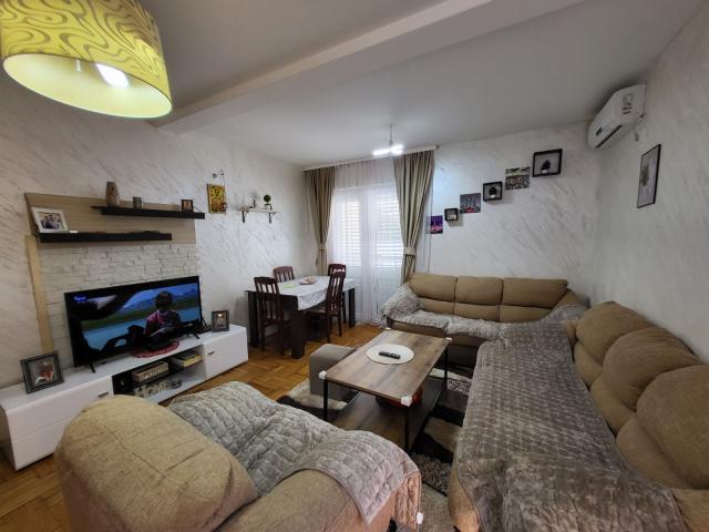 Apartment with a spacious terrace in a quiet location in Budva