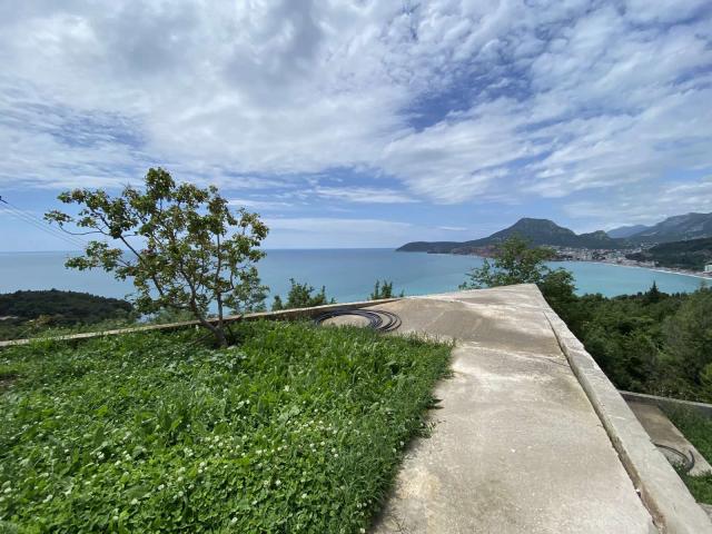A fenced plot for sale with a panoramic view of the Adriatic Sea