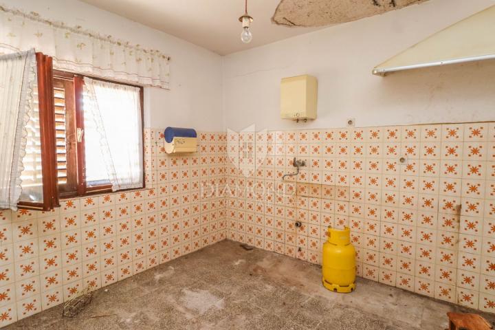 Istra, Novigrad, okolica, autohtona istarska kuća uz more!
