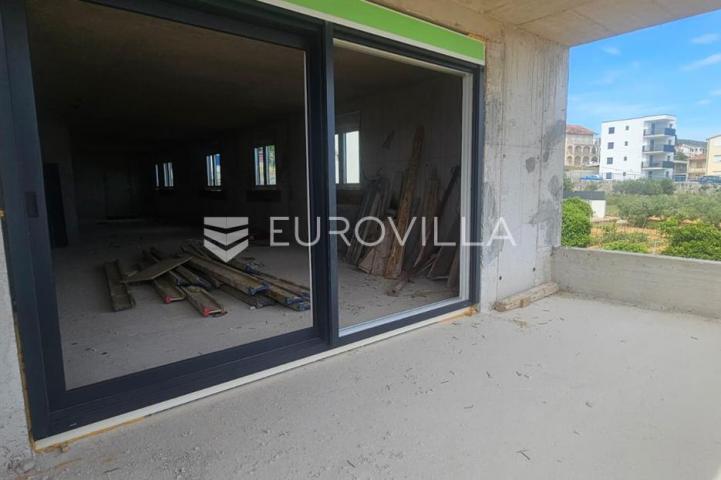 Trogir, Seget Donji stan 87,6 m² s pogledom na more, novogradnja s garažom i liftom