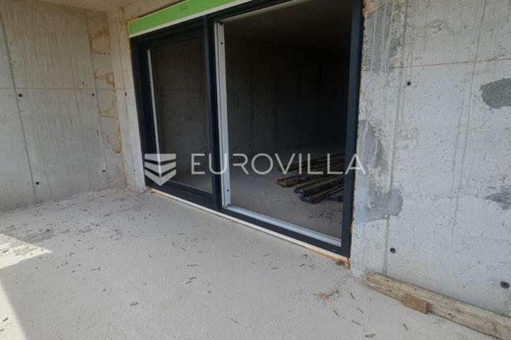 Trogir, Seget Donji stan 87,6 m² s pogledom na more, novogradnja s garažom i liftom