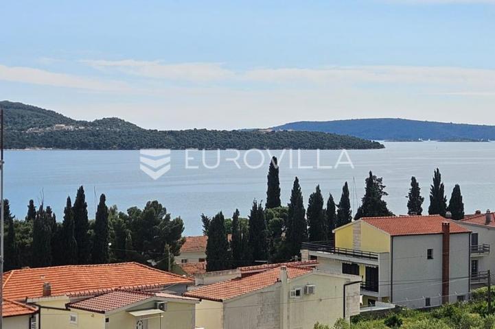 Trogir, Seget Donji stan 87,6 m² s pogledom na more, novogradnja s garažom i liftom