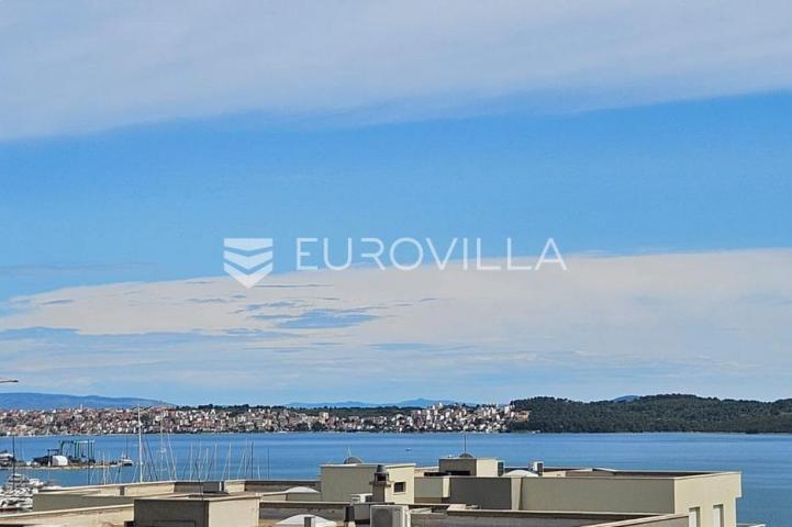 Trogir, Seget Donji stan 87,6 m² s pogledom na more, novogradnja s garažom i liftom