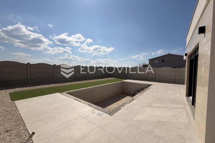 Zadar, Privlaka, Ekskluzivna višetažna vila u Privlaci s bazenom
