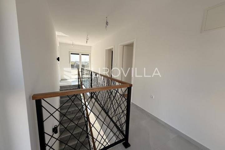 Zadar, Privlaka, Ekskluzivna višetažna vila u Privlaci s bazenom