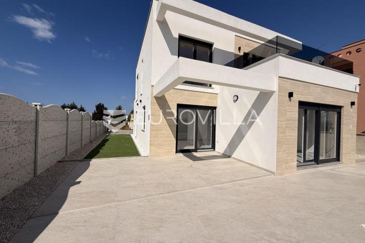 Zadar, Privlaka, Ekskluzivna višetažna vila u Privlaci s bazenom